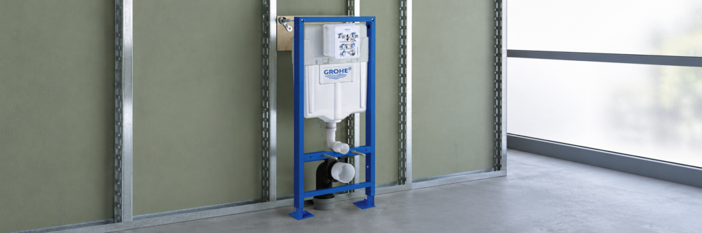 Bâti-support WC suspendu GROHE avec réservoir de chasse encastré, structure métallique bleue et raccordements d'évacuation, installé dans une cloison.