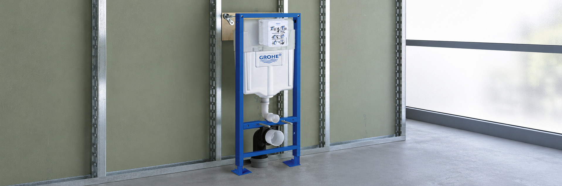 Bâti-support WC suspendu GROHE avec réservoir de chasse encastré, structure métallique bleue et raccordements d'évacuation, installé dans une cloison.