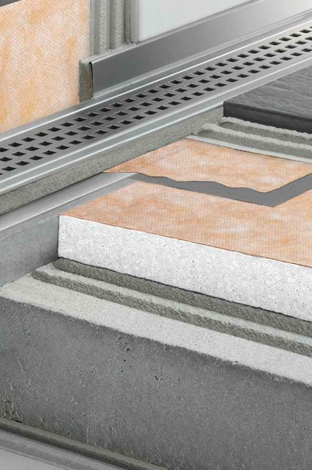 Schéma technique de l’étanchéité d’une douche sous carrelage avec caniveau de douche linéaire et membrane d’étanchéité.