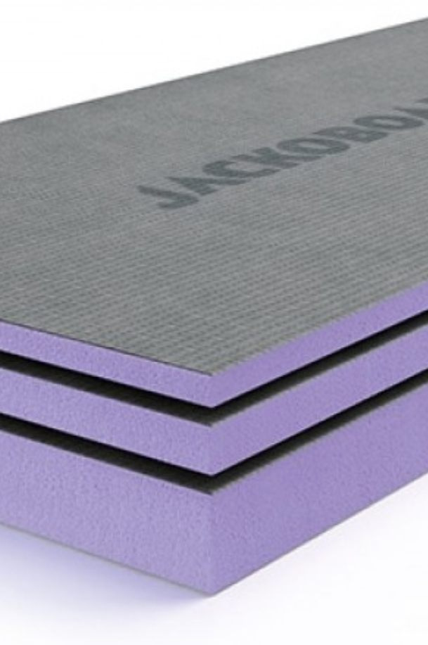Panneaux de construction JACKOBOARD en mousse rigide violette avec revêtement gris, présentés en plusieurs épaisseurs pour l’aménagement de salle de bains.