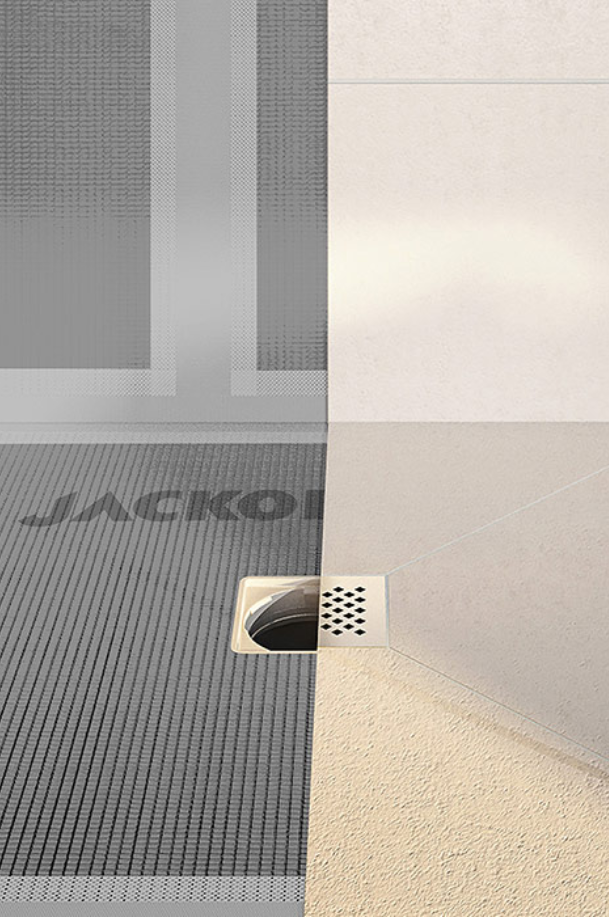Vue technique d’un receveur de douche à carreler JACKOBOARD avec revêtement gris, carrelage beige et évacuation de douche carrée intégrée.