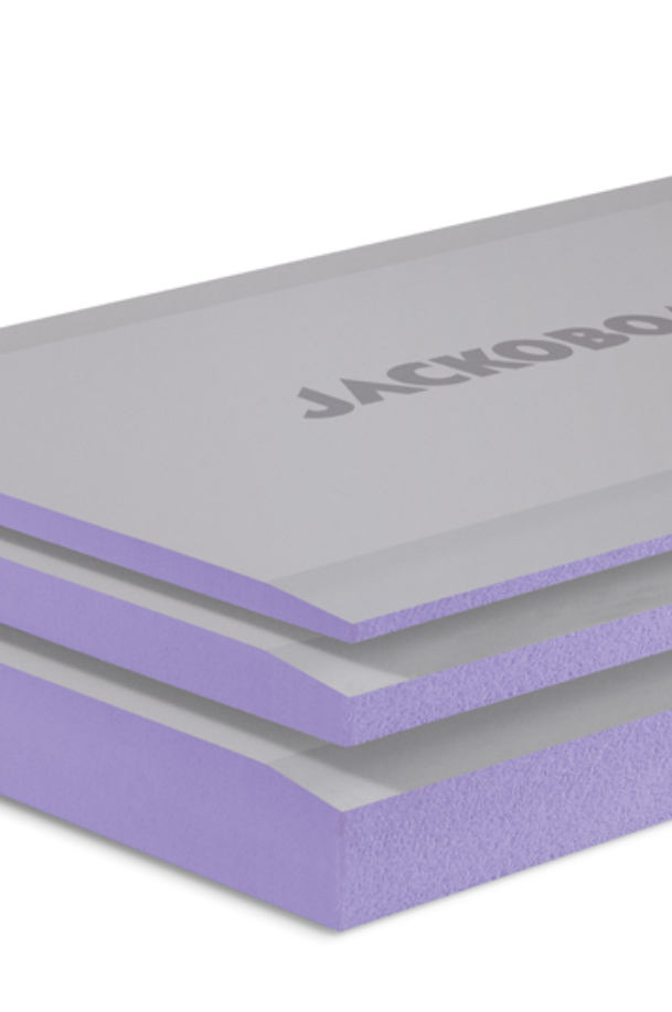 Gros plan sur trois panneaux de construction JACKOBOARD superposés, avec mousse rigide violette et revêtement gris, présentés en différentes épaisseurs.