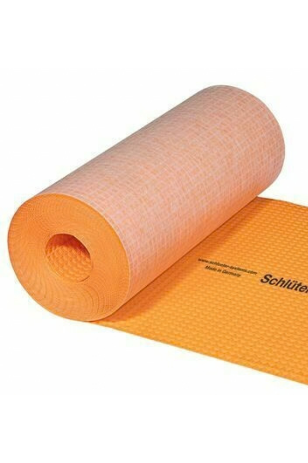 Rouleau de natte de désolidarisation Schluter-DITRA orange, avec structure alvéolée et envers en non-tissé, destiné à la pose de carrelage au sol.