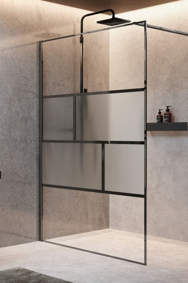 Paroi de douche noire style atelier avec verre transparent et panneaux en verre strié, installée dans une douche à l’italienne moderne aux murs effet béton.