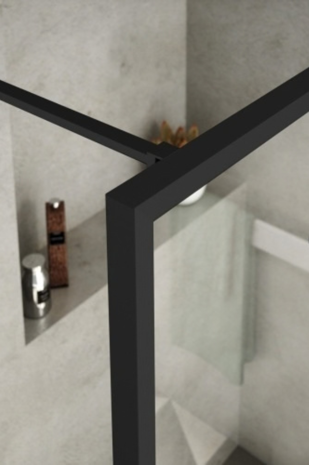 Vue rapprochée d'une paroi de douche en verre transparent avec profilés noirs mats, style verrière industrielle, dans une salle de bains moderne.